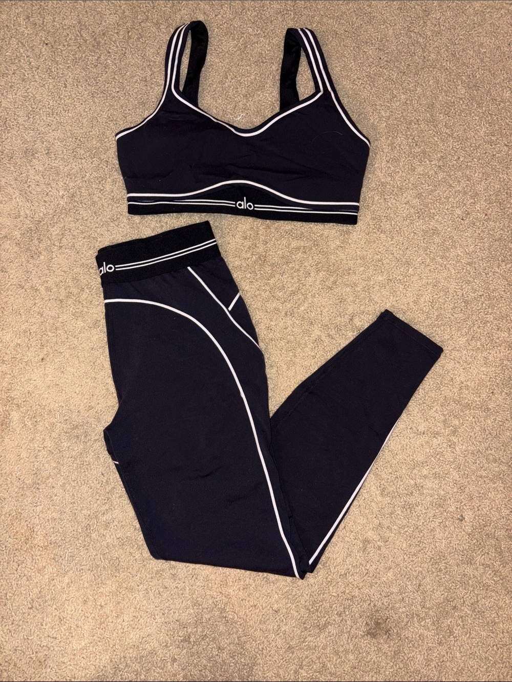 ALO Yoga Black Heart Throb Set Size Sm- full length